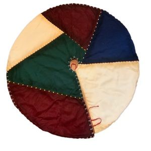 Full-size reversible Christmas tree skirt has tie closures